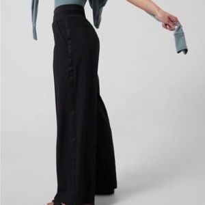 NWT Athleta Nolita wide leg pant size 4 black
